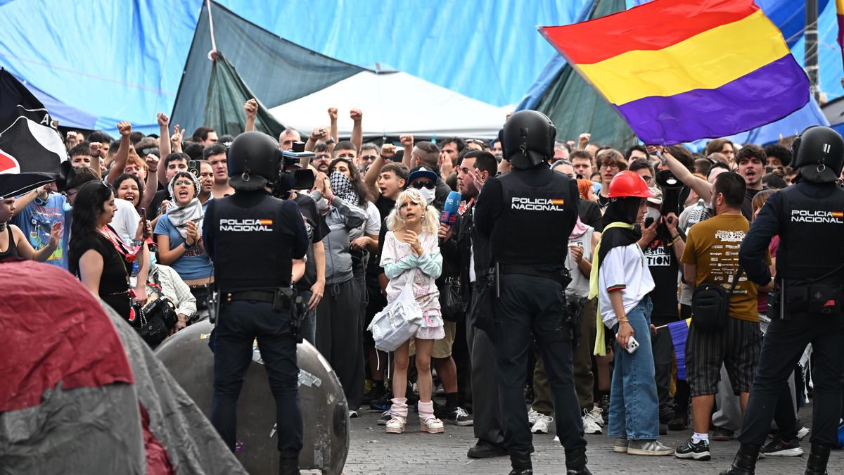 La Policía española desplegó este lunes un cordón de seguridad en torno a la acampada por la vivienda de la Puerta del Sol de Madrid, después de que un grupo de manifestantes con banderas de España, algunos de ellos ultraderechistas con enseñas anticonstitucionales, se concentraran también en este punto. La mayoría de los manifestantes que rodearon a los acampados eran jóvenes con banderas de España, algunas anticonstitucionales, así como de las formaciones de extrema derecha falangistas y carlistas.