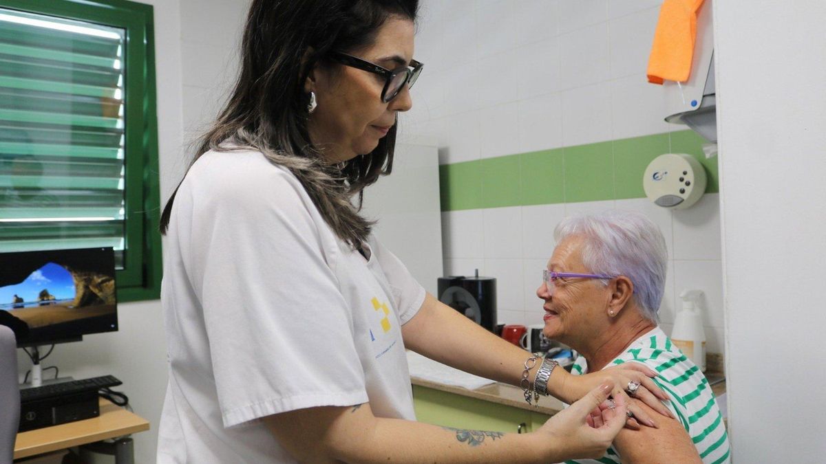 Una persona se vacuna contra la gripe