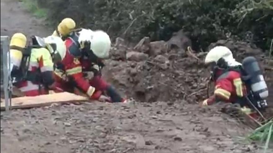 Tres bomberos, con daños en los oídos tras la rotura de una tubería de gas en Argoños