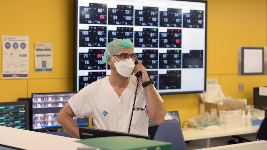 Un profesional sanitario trabaja en la UCI del Hospital Vall d'Hebron de Barcelona. EFE/Alberto Estévez/Archivo