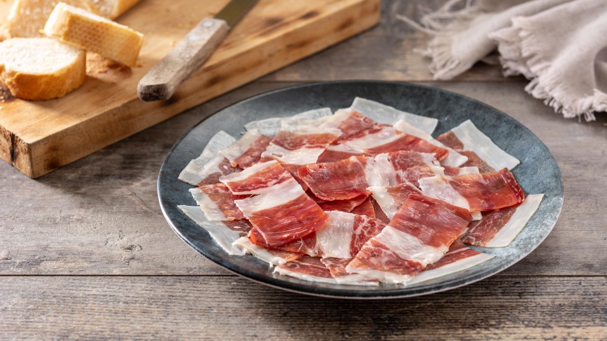 Ni con un trapo ni con papel de cocina: el truco para conservar el jamón mejor y durante más tiempo