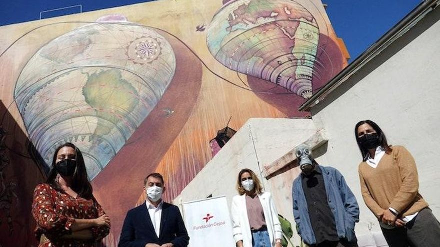 La obra se ha realizado en una gama cálida de colores, en los que predominan los ocres, en armonía con el entorno, combinado con líneas y volúmenes realizados con pintura en espray