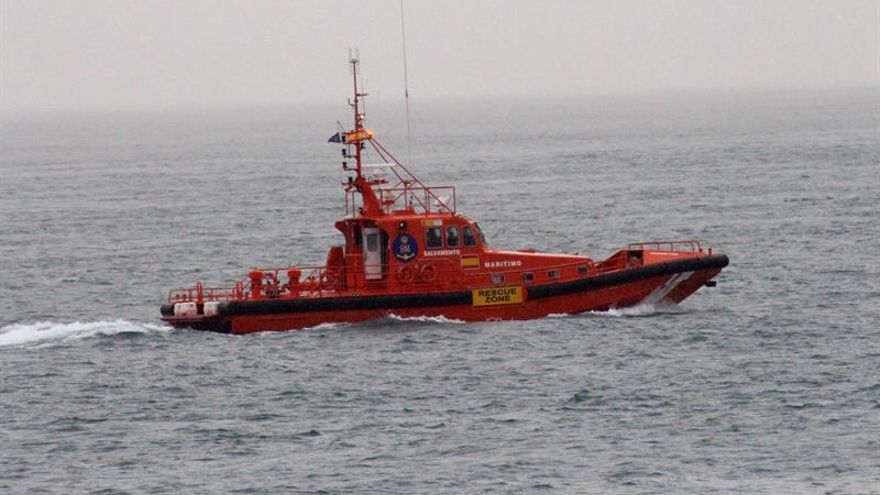 Trasladan a Ceuta a 8 inmigrantes rescatados de una patera en el Estrecho