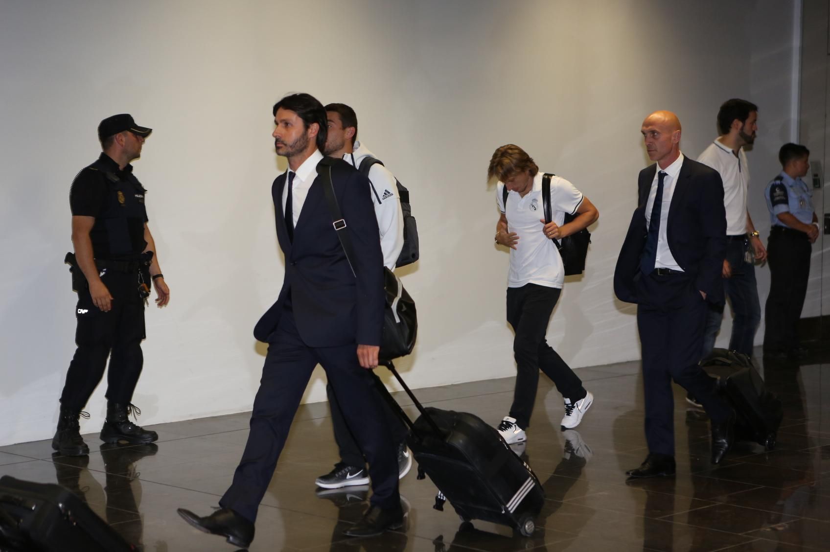 Los jugadores del Real Madrid a su llegada al aeropuerto de Gran Canaria (Alejandro Ramos)