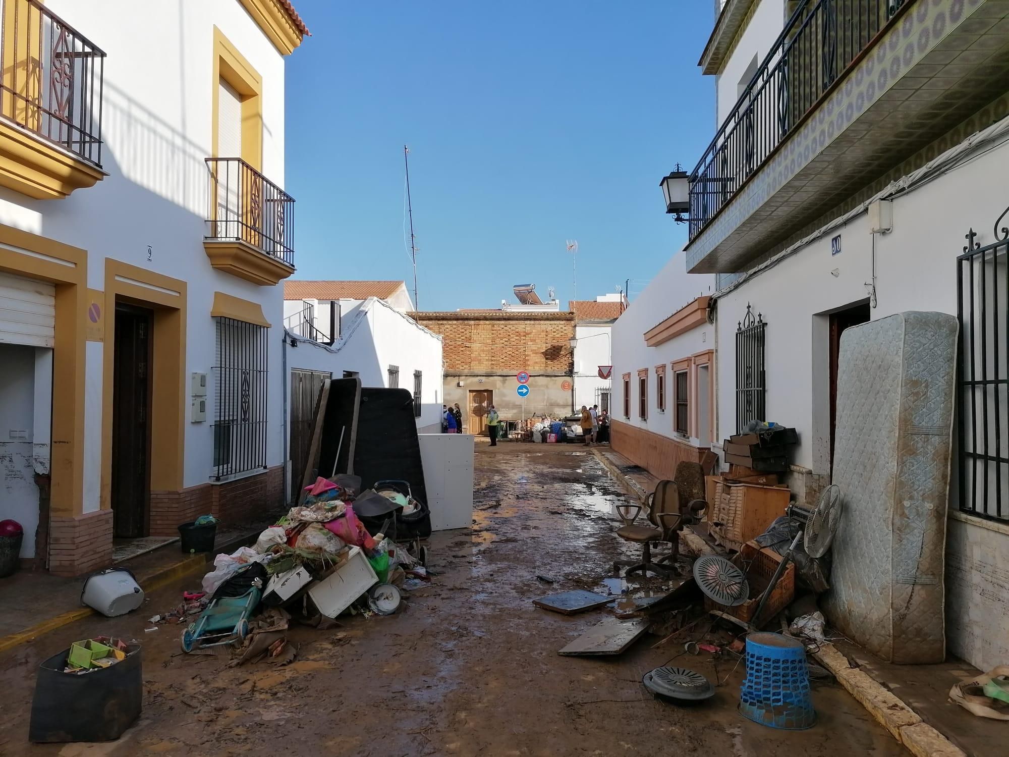 Los vecinos han vaciado sus casas de barro y objetos destrozados en la calle Guadiana de Lepe a la espera de la recogida del Ayuntamiento