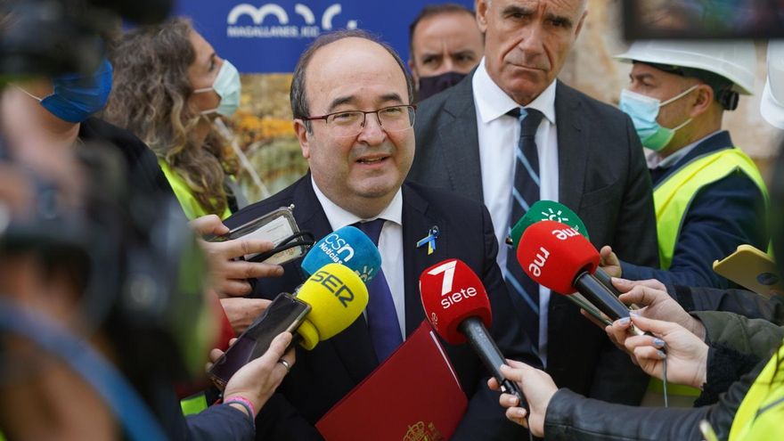 El ministro de Cultura, Miquel Iceta, con el alcalde de Sevilla, Antonio Muñoz, este miércoles en Sevilla. (Foto de archivo).