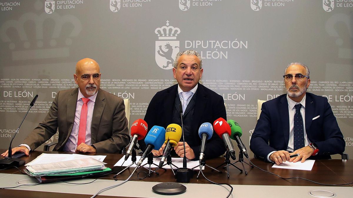 El representante de Renfe, Félix Martín (i) y Nicanor Sen (centro) presentaron el nuevo tren turístico de Feve.