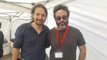 El líder de Unidos Podemos, Pablo Iglesias, posa junto a Edu Galán