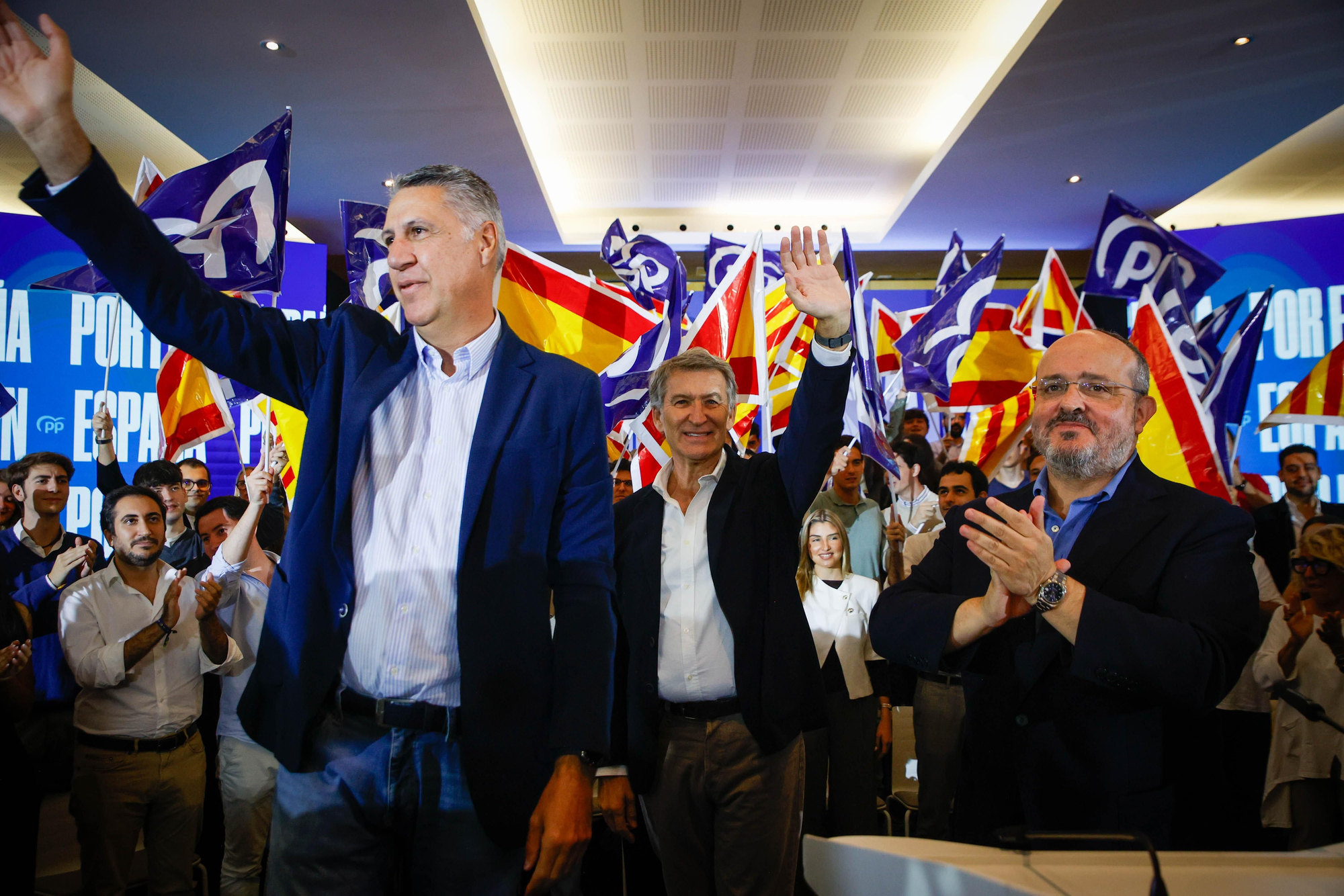 Feijóo detrás de Xavier García Albiol, su candidato número uno por Barcelona el 18 de octubre.
