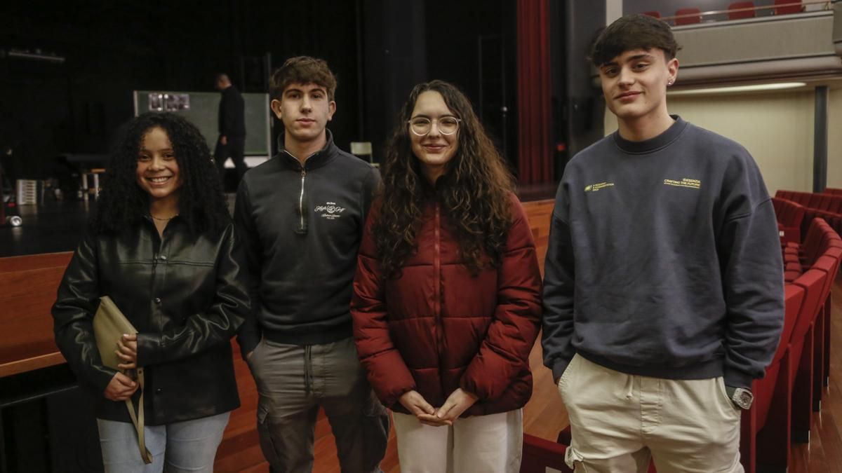 Alumnos del IES Medina Azahara en la representación de 'Otra Ronda'