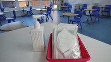 Gel desinfectante en clase, más limpieza o limitar el uso del papel, entre las medidas para centros educativos