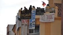 Las pancartas de la Corrala Buena Ventura se colgaron en febrero /Foto: NC