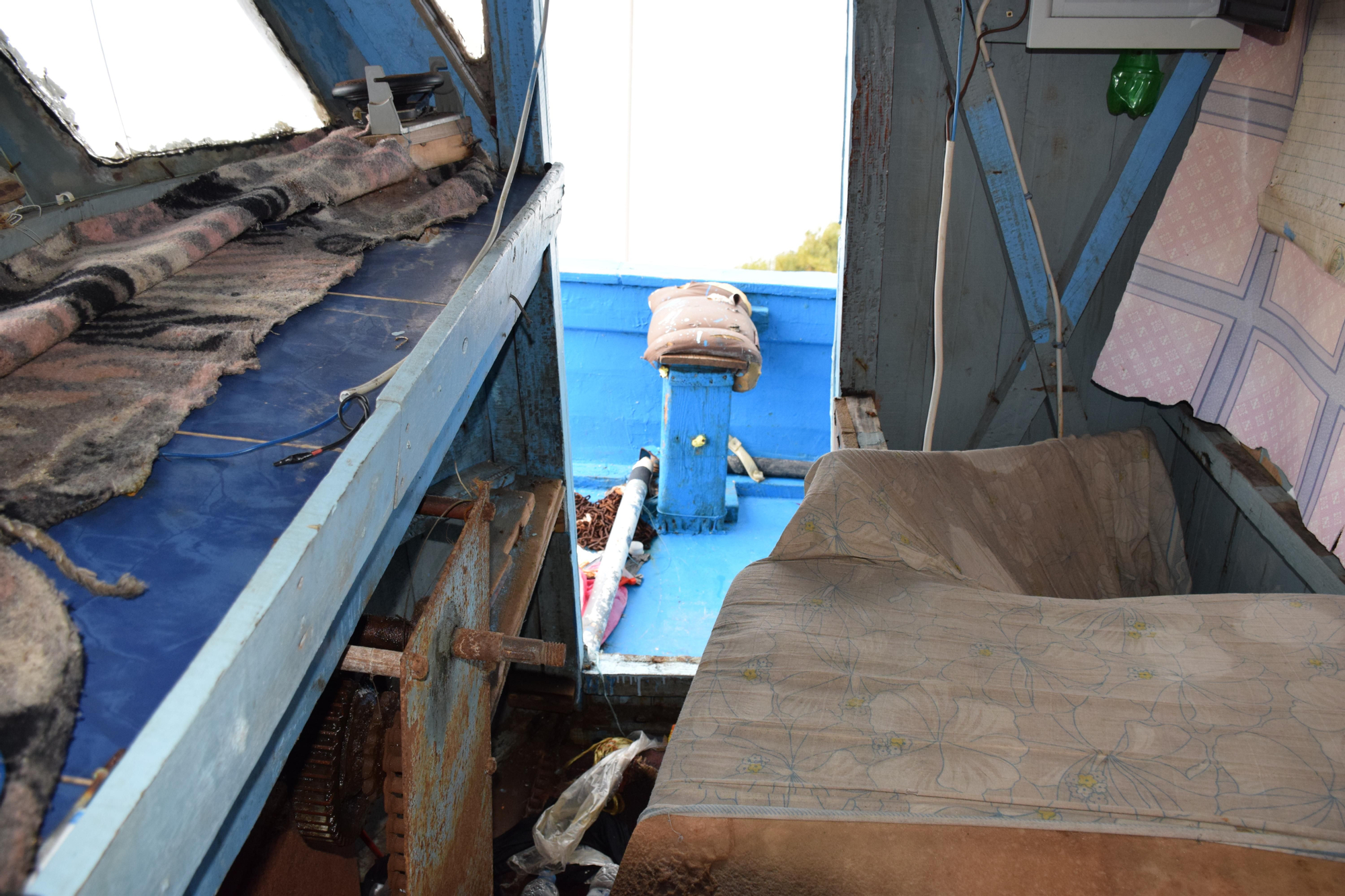Interior de los barcos en los que embarcaron cientos de migrantes rumbo a Europa y que ahora quedan incautados en el puerto de Pozzallo, tras ser incautados por las autoridades italianas / Foto: uca Visone/MSF