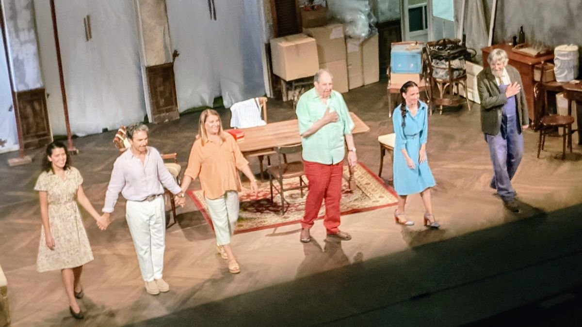 Saludos del elenco en el estreno en el Principal de Zaragoza de la impresionante obra “Gigante”, con José María Pou en el papel de Rohal Dahl.