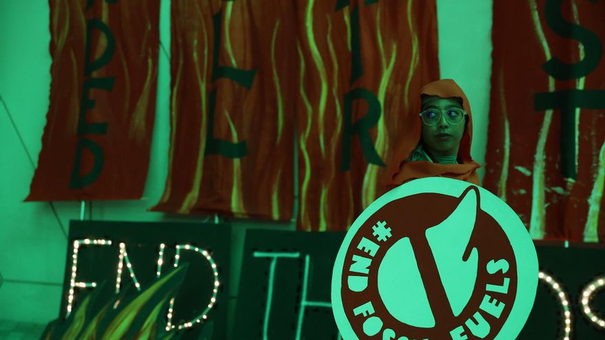 La COP cierra un acuerdo que pide un esfuerzo global para dejar los combustibles fósiles