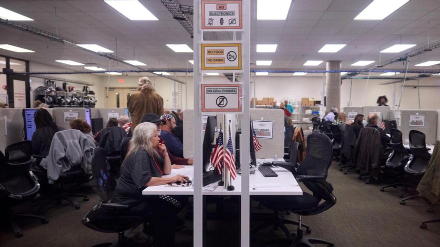 Un equipo bipartidista adjudica los votos el día de las elecciones en el Centro Electoral y de Tabulación del condado de Maricopa en Scottsdale, Arizona