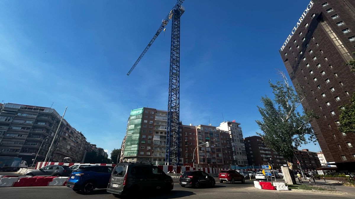 La gran grúa que corona las obras de Conde de Casal