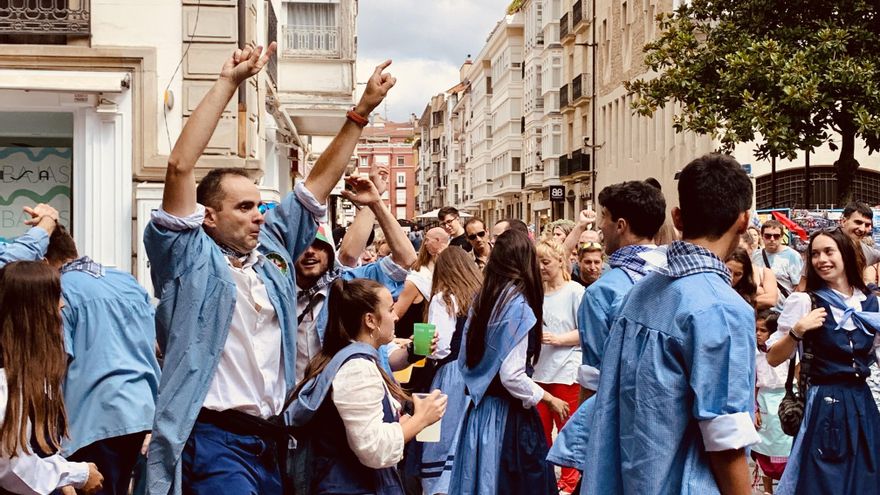 Un blusa levanta los brazos junto con otros miembros de su cuadrilla