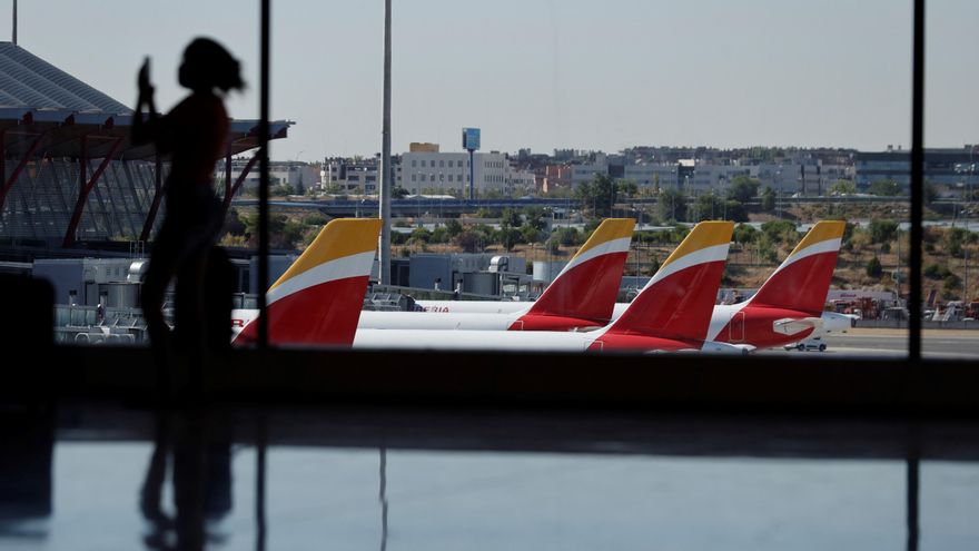 Aviones de Iberia en el aeropuerto de Madrid-Barajas, en una imagen de archivo. EFE/Emilio Naranjo