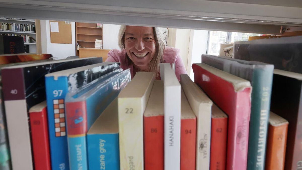 La biblioteca de Moreras estrena ubicación en un local del edificio de apartamentos de mayores en Sama Naharro