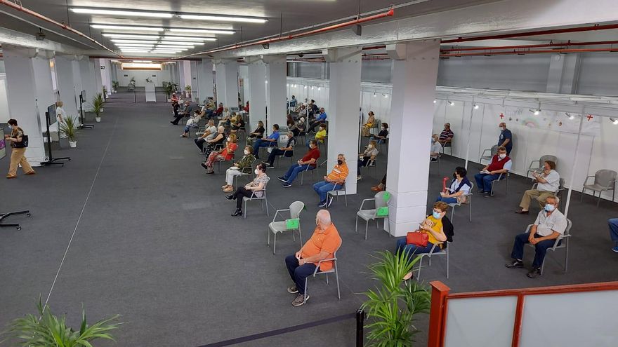 Canarias vacuna este fin de semana sin cita previa a residentes en Gran Canaria y Tenerife mayores de 60