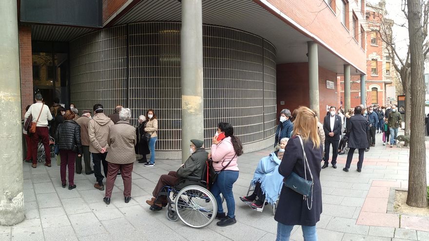 La cola para vacunarse en el centro de salud de Goya, en O'Donell, este jueves.