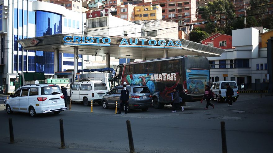 Bolivia opera con el combustible "al límite" por la falta de divisas, según el Gobierno