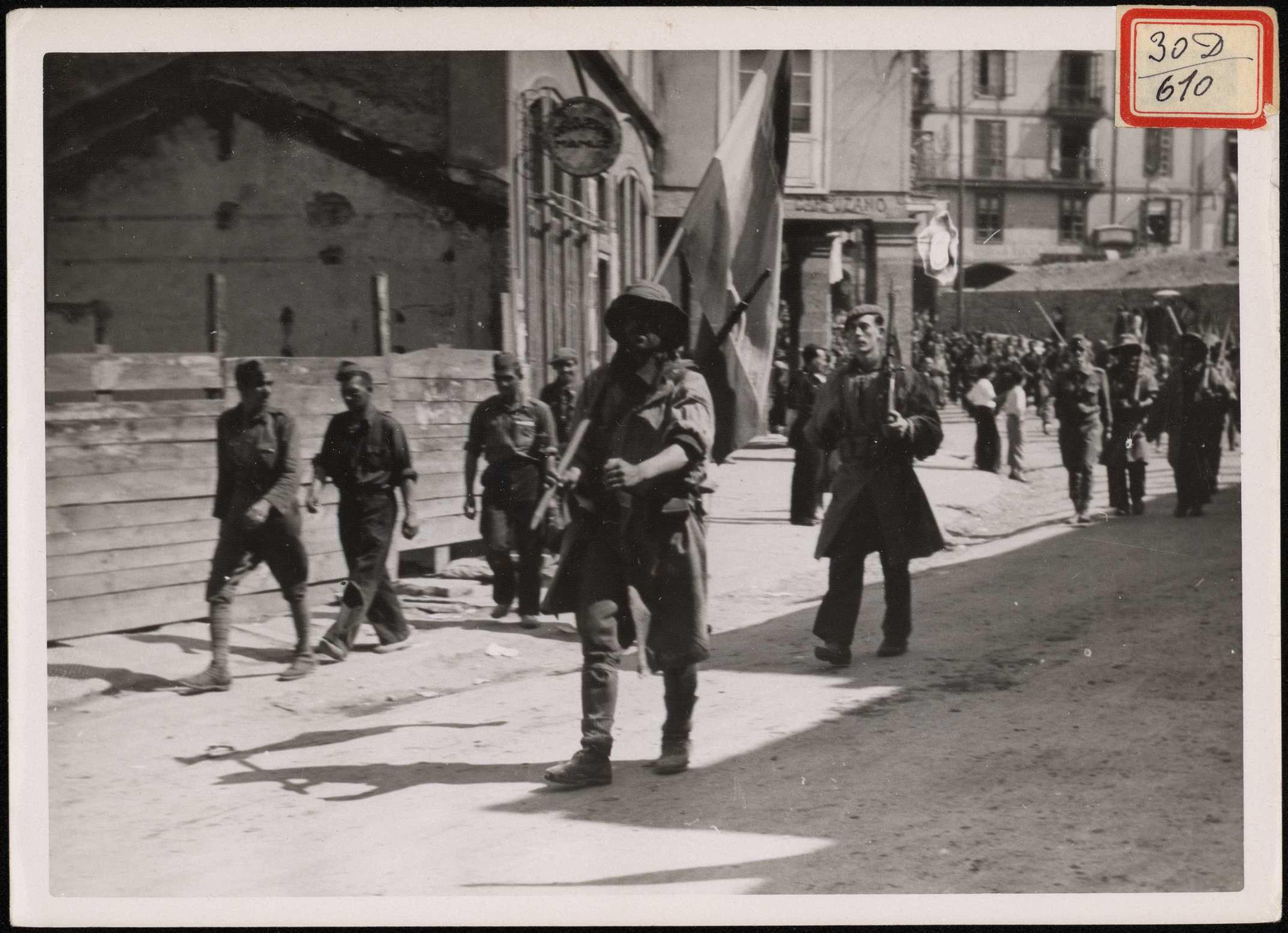 "Desfile de las tropas en Torrelavega". 24 de agosto de 1937.