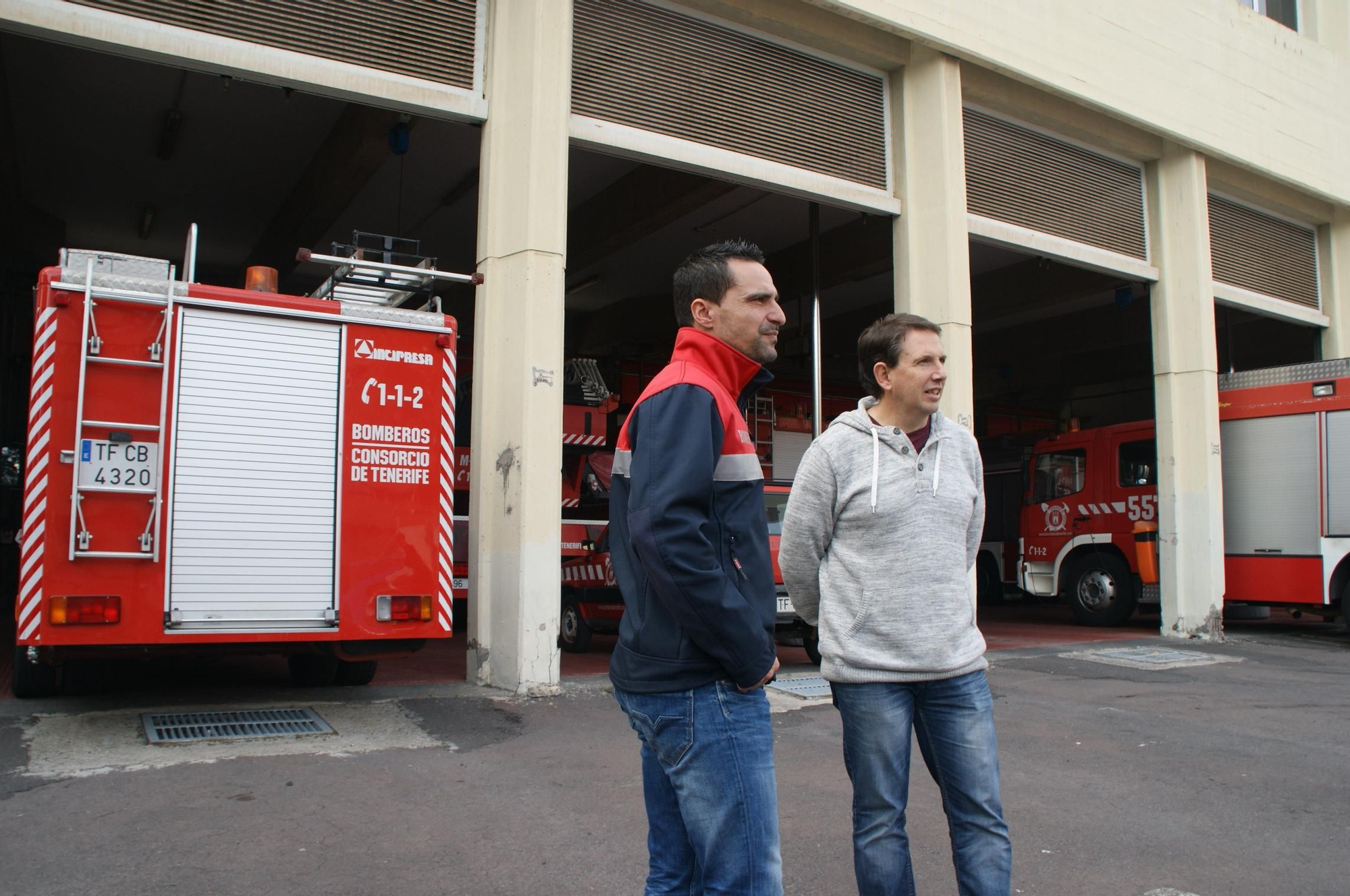 Javier Sevillano, a la derecha, junto al bombero Andrés Reyes