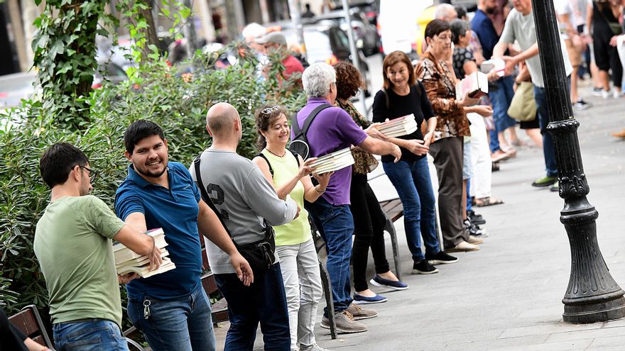 Una cadena de manos para apoyar a una librería de barrio: “Es gente así la que salva la cultura”