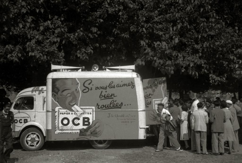 Una furgoneta de publicidad de papel de fumar