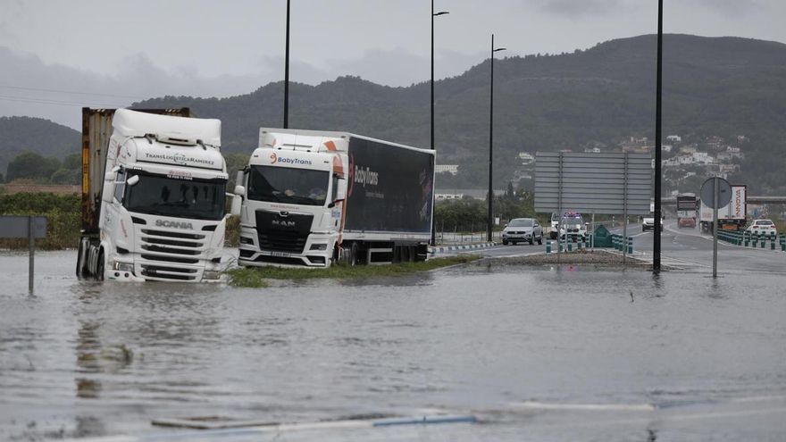 Varios camiones atrapados en una zona inundada en la N332, a las afueras de Gandía, este lunes.