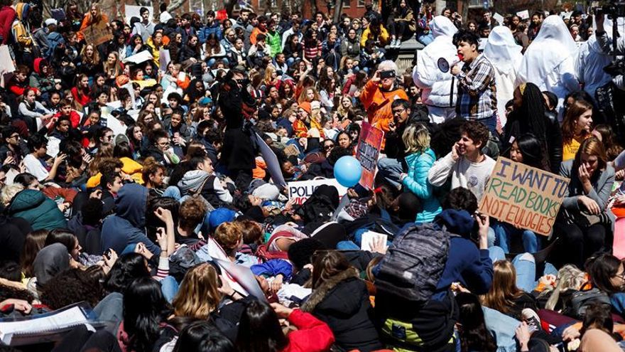 Miles de estudiantes de EE.UU. exigen mayor protección contra las armas