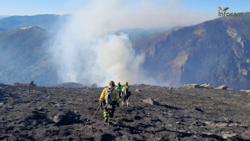 El alcalde de Peñalba de la Sierra critica la "tardanza" de los medios de extinción en un fuego que quema un parque natural