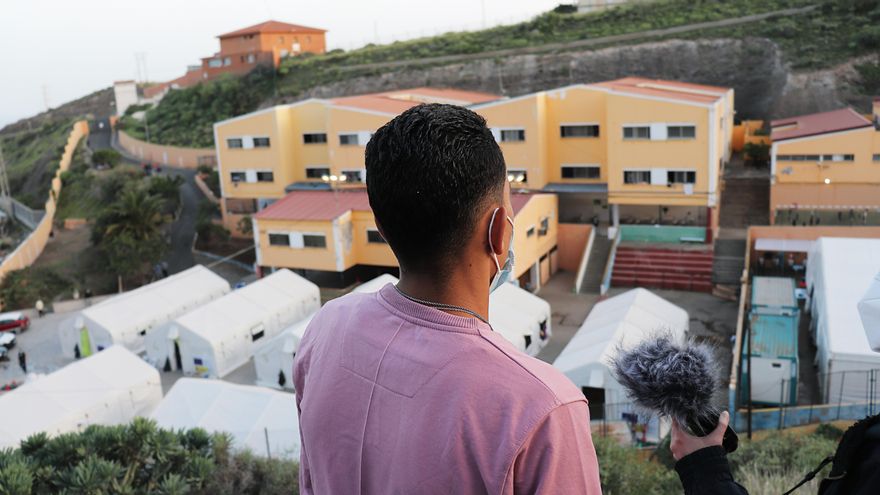 Mohamed ante el campamento para migrantes de Cruz Blanca en el CEIP León en Gran Canaria