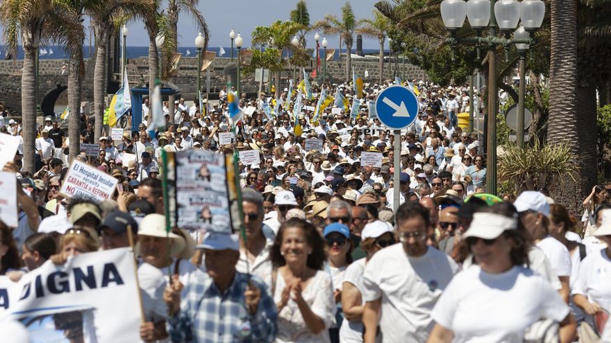 Unas 7.000 personas se manifiestan por la continuidad del Hospital Insular de Lanzarote: "Necesitamos la geriatría y la protección de nuestros mayores"