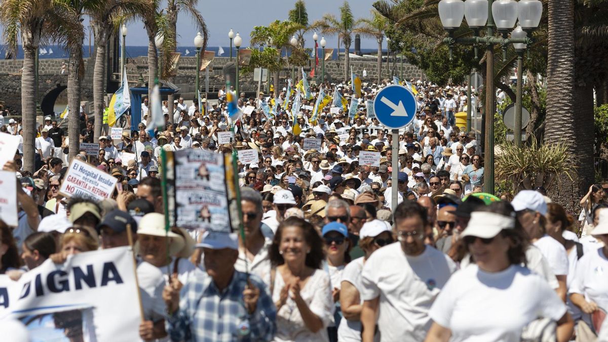 Unas 7.000 personas se manifiestan por la continuidad del Hospital Insular de Lanzarote: "Necesitamos la geriatría y la protección de nuestros mayores"