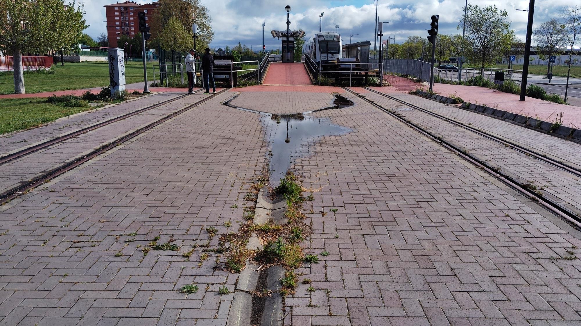 Estado del tranvía de Feve a la llegada final al apeadero de La Asunción-Universidad.