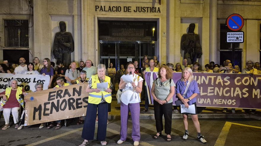 Tercera manifestación en Murcia para denunciar la sentencia de abuso sexual: "¡Eran menores, empresarios violadores!"