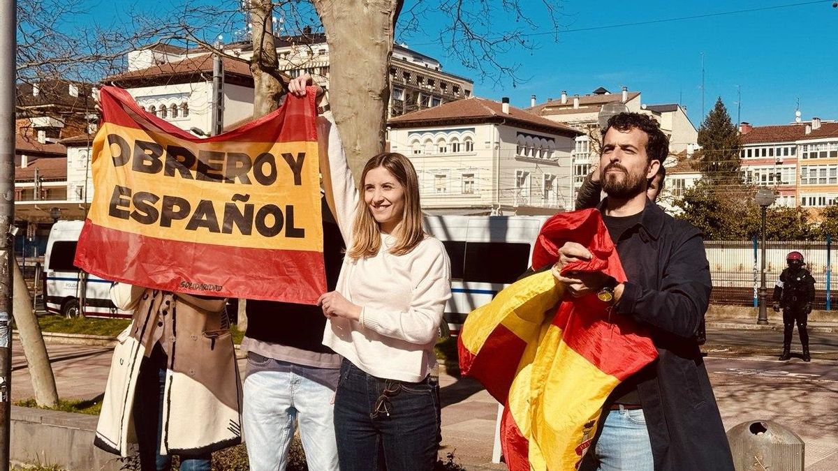 Banderas exhibidas por Vox frente a los manifestantes de GKS en el campus 