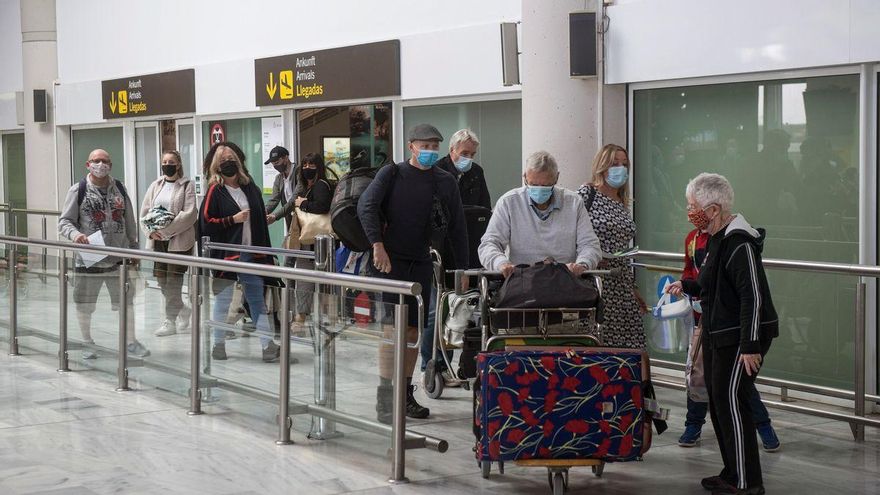 Varios turistas salen de la sala de recogida de equipajes a su llegada al aeropuerto César Manrique de Lanzarote