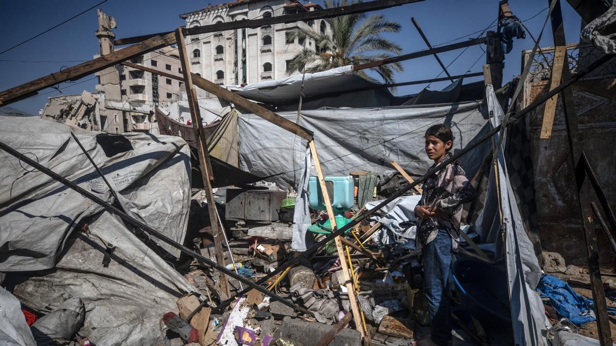 Una niña palestina inspecciona la tienda de campaña destruida de su familia en la calle Al Jalaa, tras un bombardeo israelí en la ciudad de Gaza.