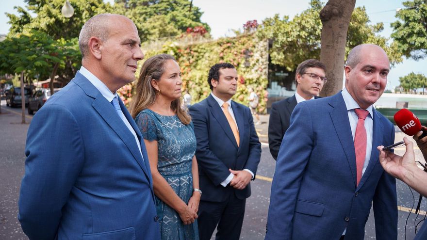 Hombres de negro, gestoras y dimisiones, el desastre de Vox en Santa Cruz de Tenerife