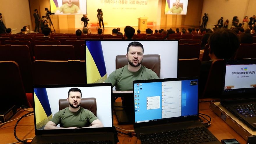 El presidente ucraniano, Volodímir Zelenski pidió hoy a Corea del Sur que envíe armas al ejército de su país para combatir la invasión rusa en un discurso emitido por vídeo ante la Asamblea Nacional (Parlamento) del país asiático. EFE/EPA/Chung Sung-Jun / POOL