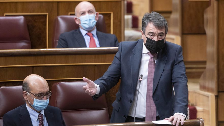 El portavoz del PNV en el Congreso de los Diputados, Aitor Esteban, interviene en una sesión plenaria, en el Congreso de los Diputados