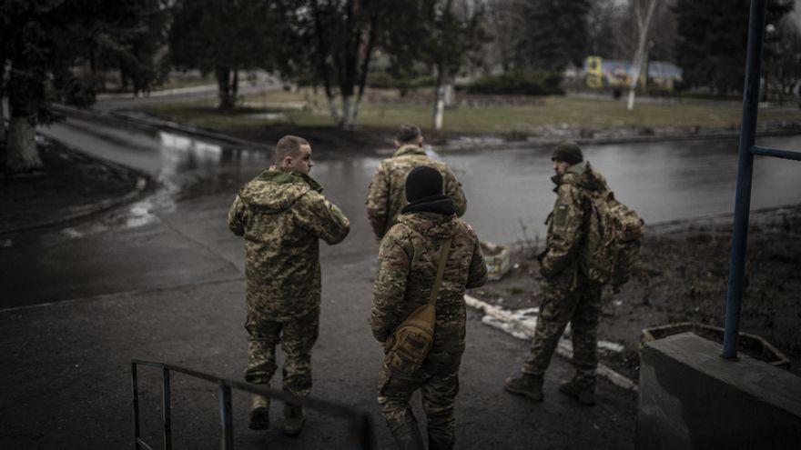 Varios militares salen de un restaurante del centro de Oleksandrivska, localidad de la retaguardia segura del Donbás