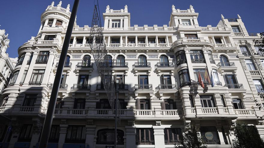 La empresa pública que compró el ático para "uso temporal" de Ayuso lleva un año tratando de vender un inmueble mayor en Gran Vía