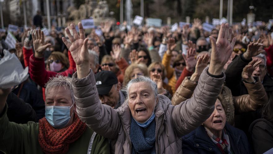 Un numeroso grupo de personas alza las manos entre cánticos en defensa de la sanidad pública en Madrid.