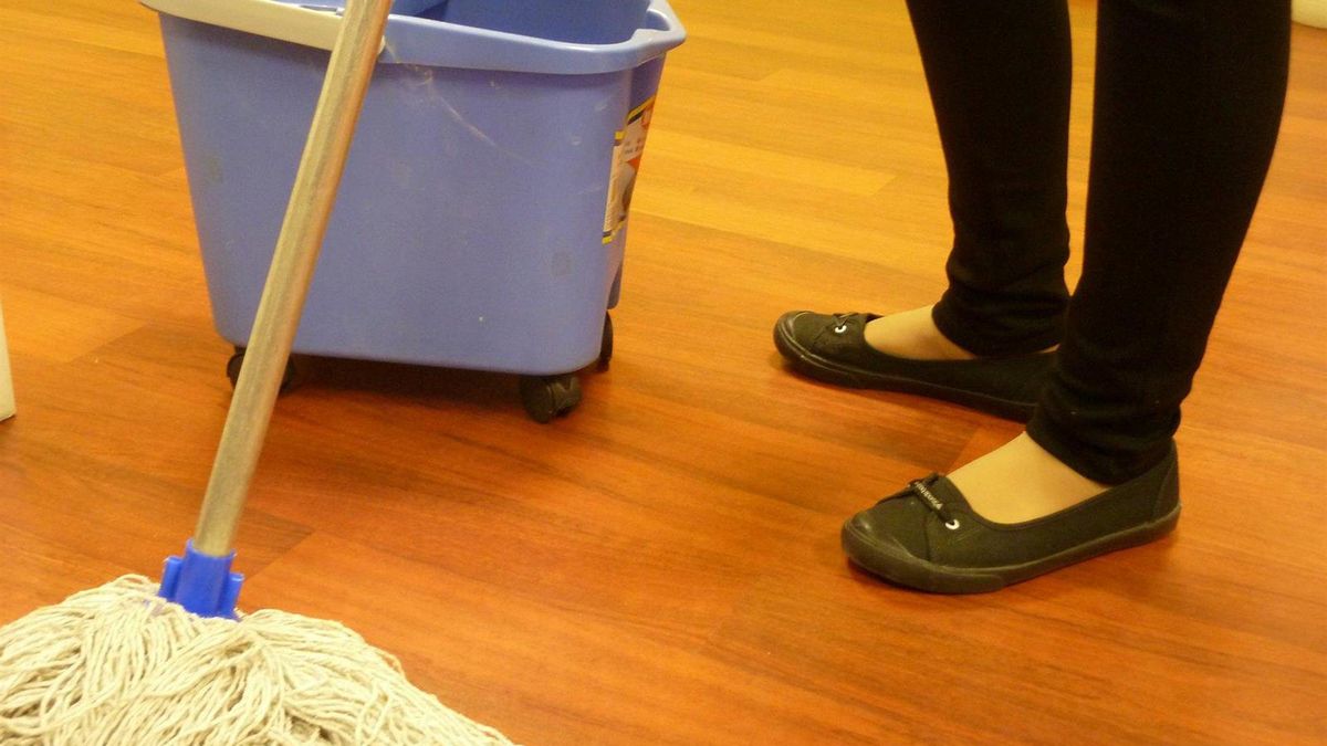 Multa de 5.400 euros por intentar besar a la limpiadora de su bloque de vecinos