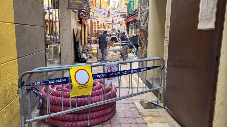 Una sima en pleno casco antiguo de Zaragoza deja cuatro vecinos desalojados y obliga a cerrar a tres negocios